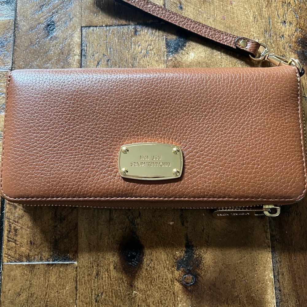 Michael Kors wallet - Picture 1 of 3